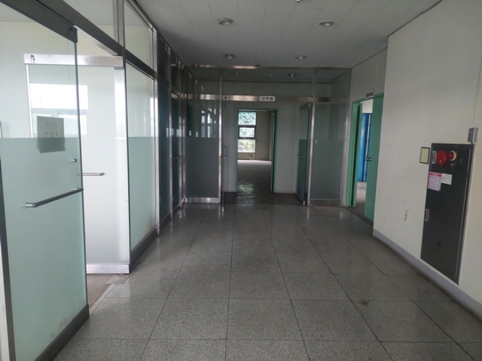 공장건물 2층 내부 사진(2층 사무실)-공실 상태