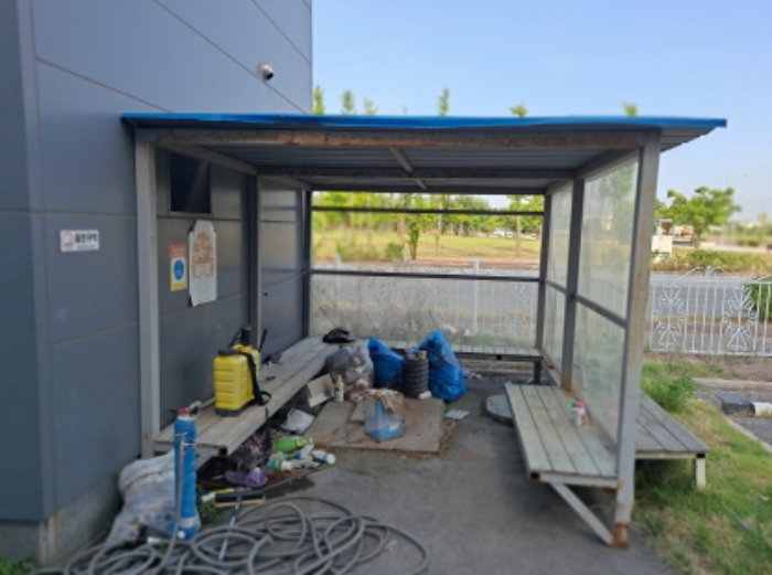 목록 1, 목록 4 옆 흡연장소로 보이는 간이시설(휴게실) 