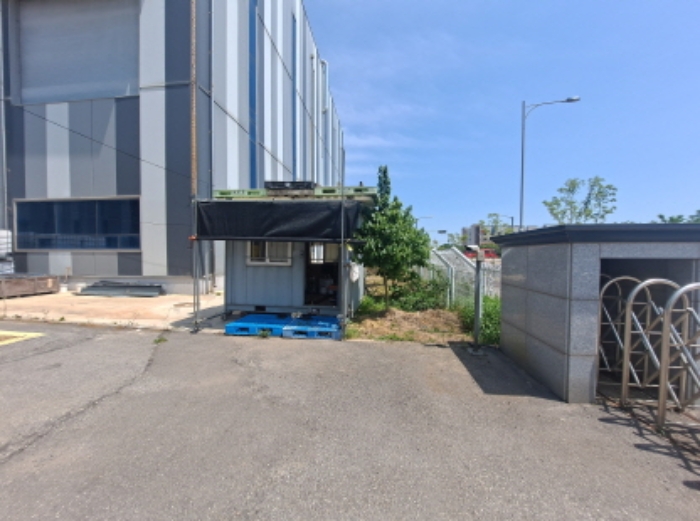 목록 1 남서쪽 후문 안쪽, 제시외 컨테이너(채권자측 소유) 등