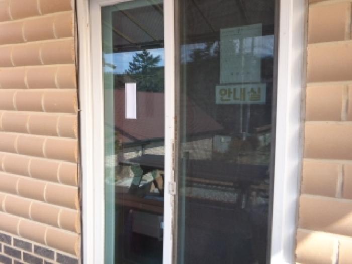 [목록 2] 안내실 출입문 모습