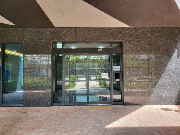 104동 1층 출입구 전경