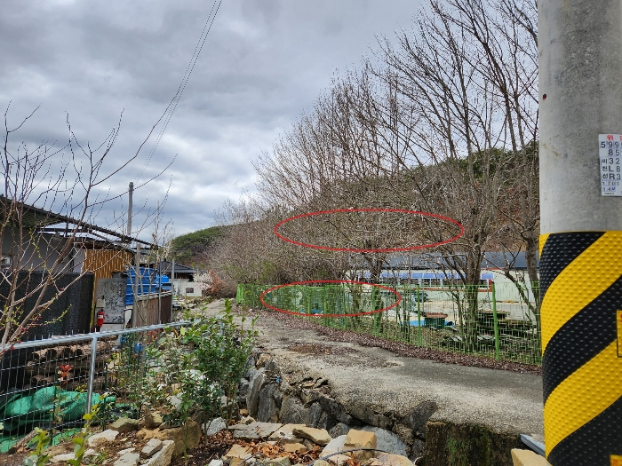 메시휀스 등 울타리 및 경계수 수목 등
토지에 포함평가하였음.