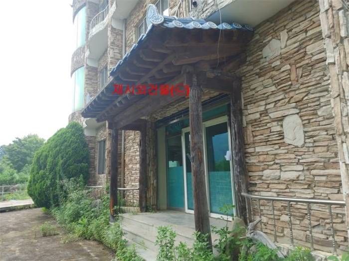 [ 제시외건물(기호 ㉡) ]