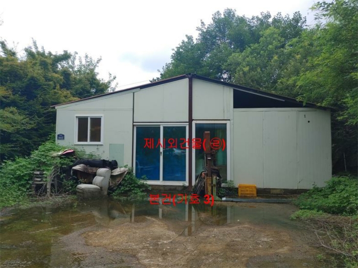 [ 본건(기호 3), 제시외건물(기호 ㉣) ]