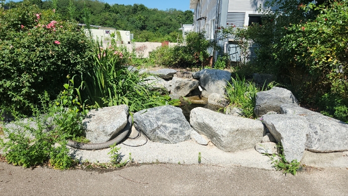 지상 소재 조경연못