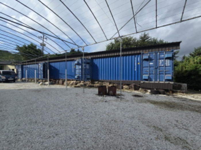 컨테이너 및 경량철구조 강판지붕 단층 창고 및 작업장 전경