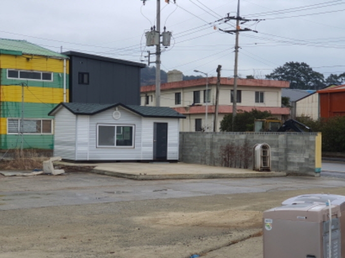 부동산표시 2번지상 임차인 소유 콘테이너박스 사무실 전경