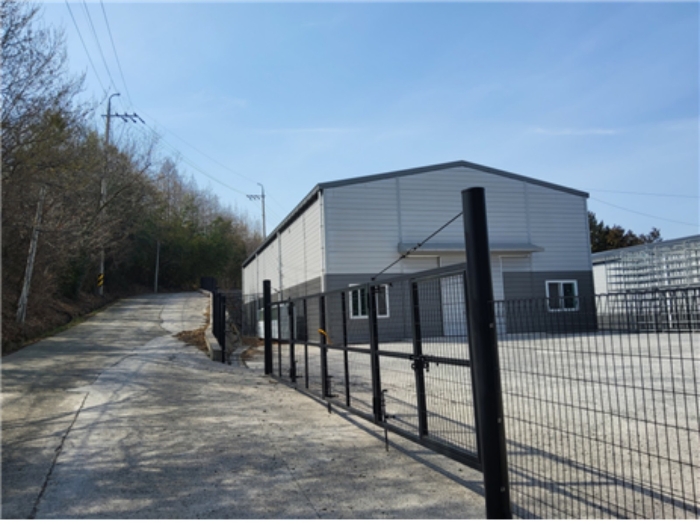 본건 및 남서측 도로