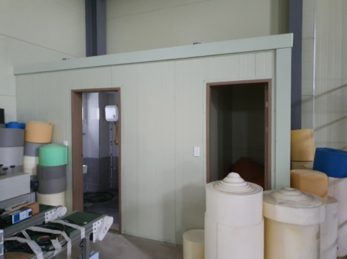 부동산표시 2번 건물내에 소재한 제시외 건물(화장실 및 창고)전경