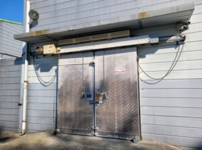 물건5번, 저온 저장창고 출입문 전경사진