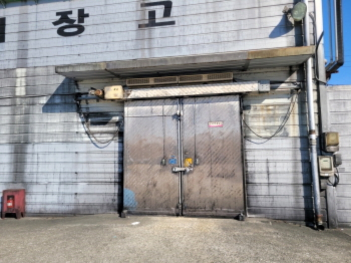 물건6번, 저온 저장창고 출입문 1 전경사진