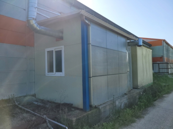 물건7번 건물, 후면부에 판넬식 창고(ㅂ) 증축되어 있음.