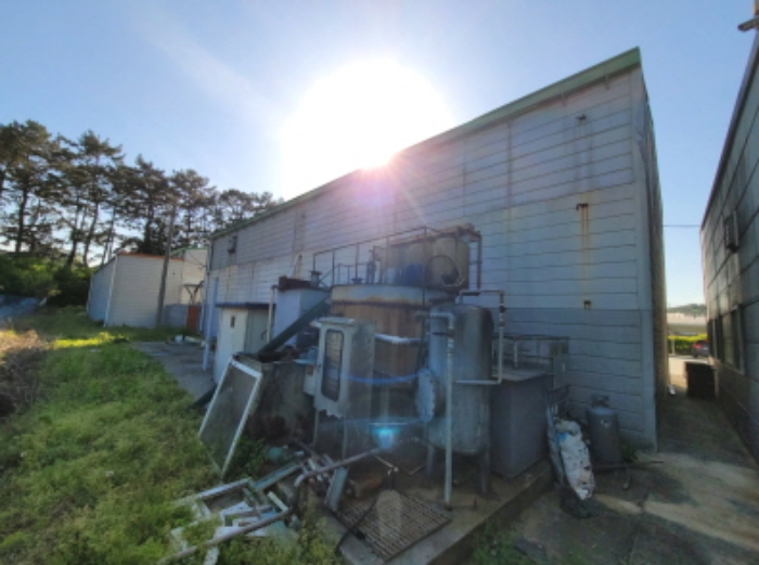 물건6번 건물, 후면부에 판넬조립식 모터실(ㅅ) 및 폐기물 처리장 소재함.