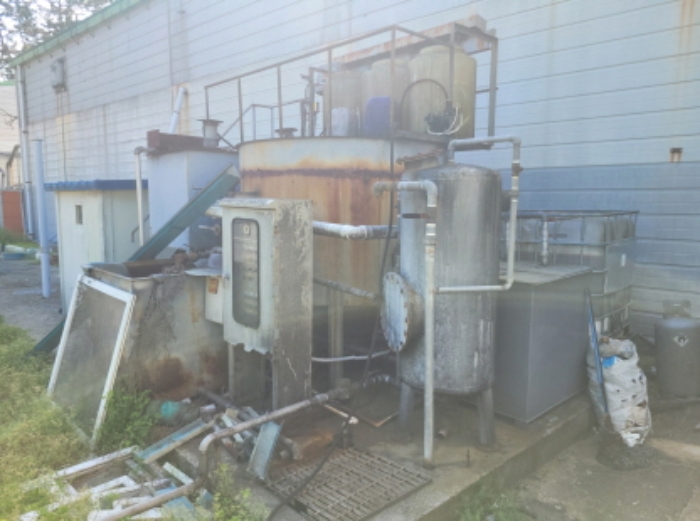 물건6번 건물, 후면부에 판넬조립식 모터실(ㅅ) 및 폐기물 처리장 소재함.