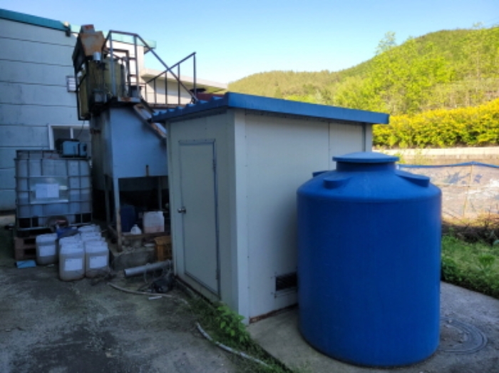 물건6번 건물, 후면부에 판넬조립식 모터실(ㅅ) 및 폐기물 처리장 소재함.