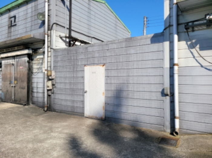 물건5번 건물과 물건6번 건물 사이에 판넬식 창고 증축됨.