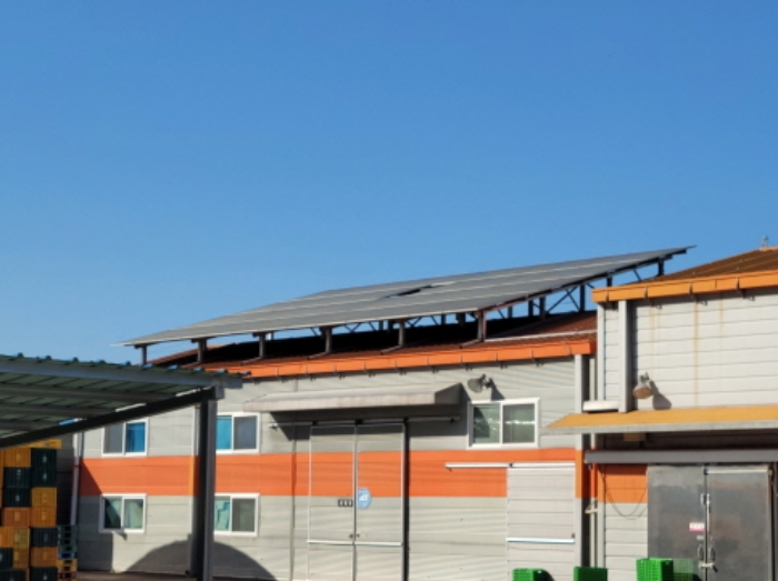 물건4번 단층 창고 지붕에 태영열 전지판 증축되어 있음.