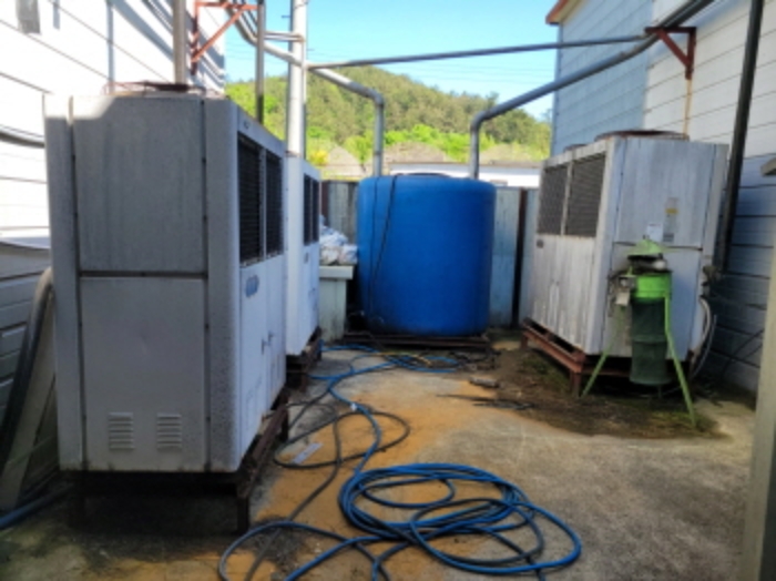 물건5번 건물과 물건6번 건물 사이에 판넬식 창고 증축이며 실외기 설치됨.