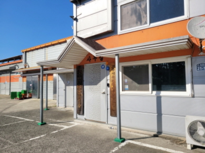 물건7번 건물 전면부에 차양막 증축됨.