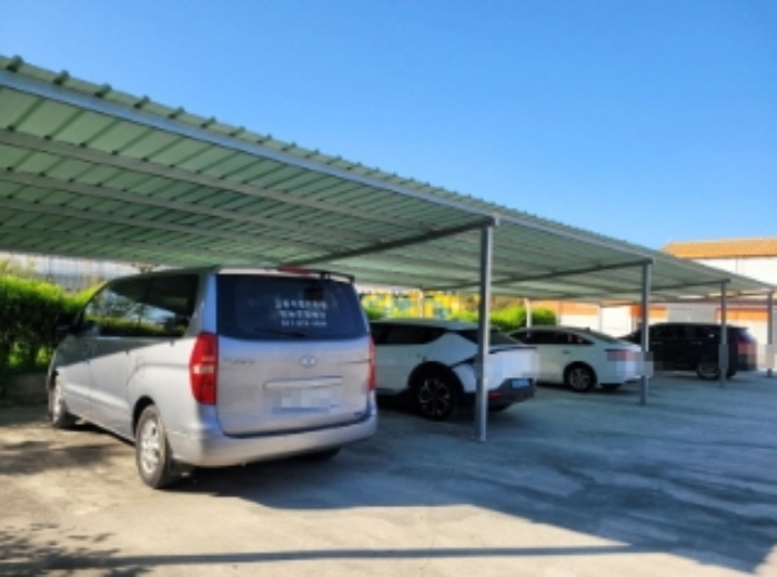 물건9번 필지, 제시외 건물(ㄹ) 강판지붕 철골구조 주차시설 소재함.