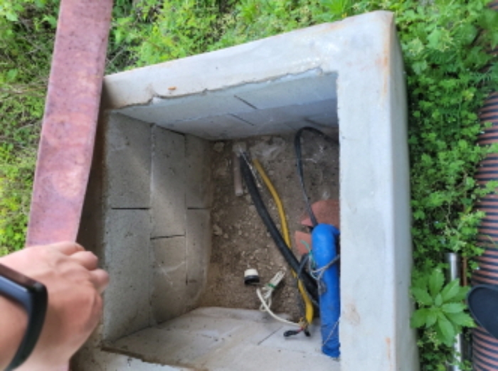 물건6번 건물, 후면부에 지하수 관정 소재함.