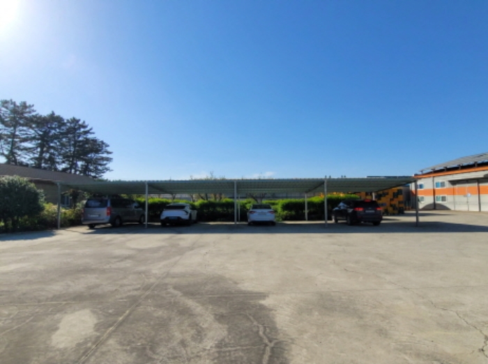 물건9번 필지, 제시외 건물(ㄹ) 강판지붕 철골구조 주차시설 소재함.