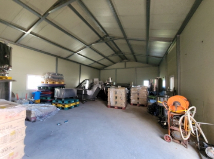 물건1번, 전경으로 제시외 건물(ㄴ) 강판 지붕 판넬 조립식 창고시설 내부전경