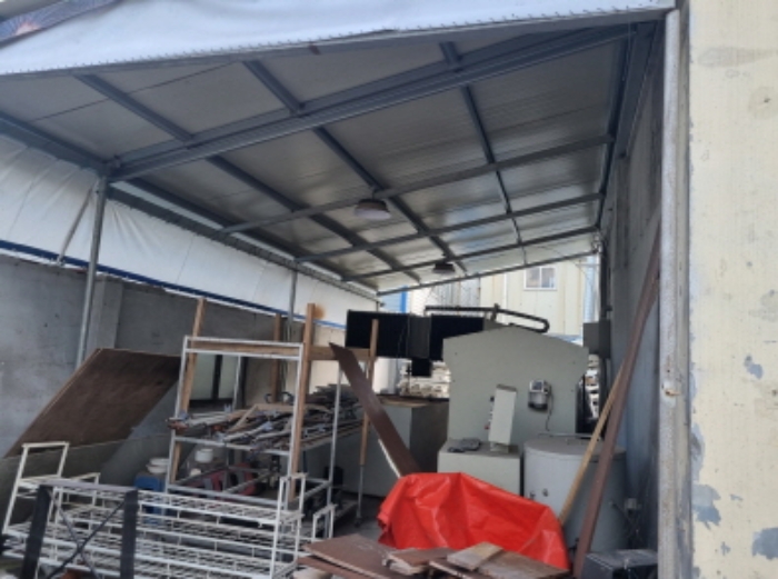 본건 1항 동측에 소재한 파이프조 판넬지붕 제시외 시설물의 모습