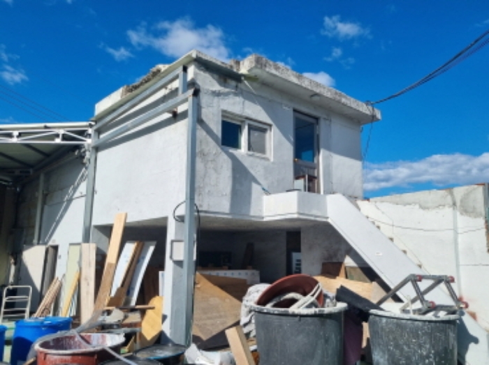 본건 1항 중앙에 위치한 조적조 슬래브지붕 제시외 2층 건물의 모습