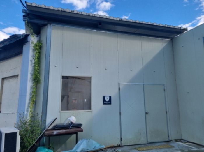 본건 1항 출입문의 모습