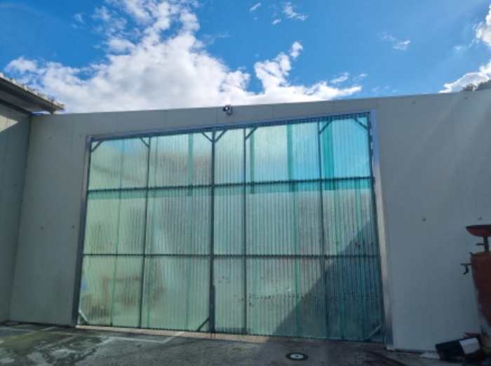 본건 1항 출입문의 모습