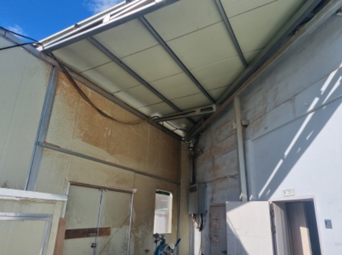 본건 1항 출입문의 안쪽모습 