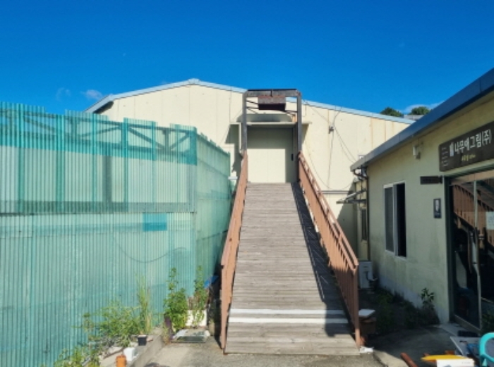 본건 4항 상부에 소재한 제시외 구간인 2층으로 연결된 구간의 모습