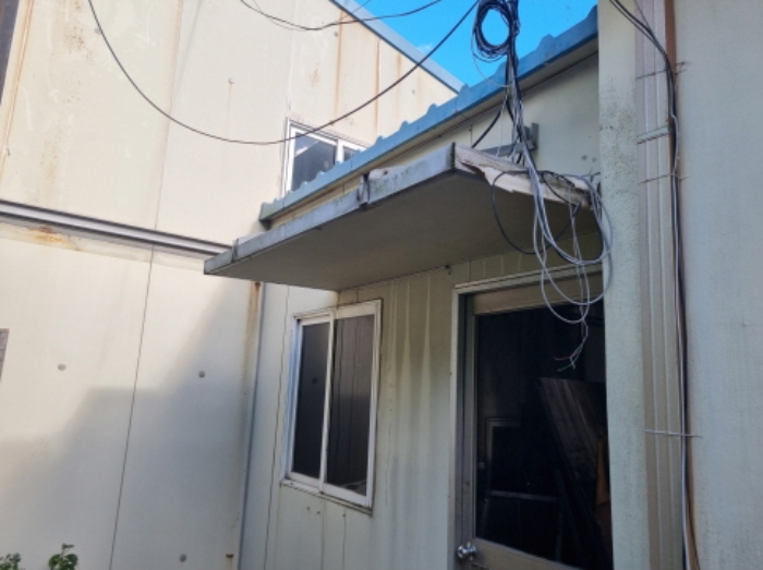 본건 3항 지상의 조립식판넬조 조립식판넬지붕 제시외 건물