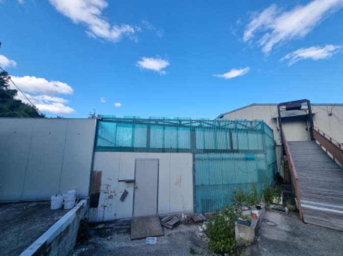 본건 1항과 3항의 경계에 위치한 출입문의 모습