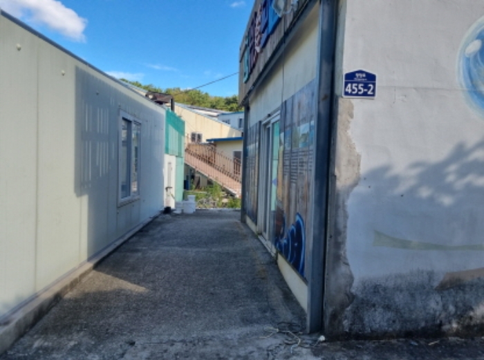 본건 3항 도로명주소 표지판 과 북서측 경계 및 전경