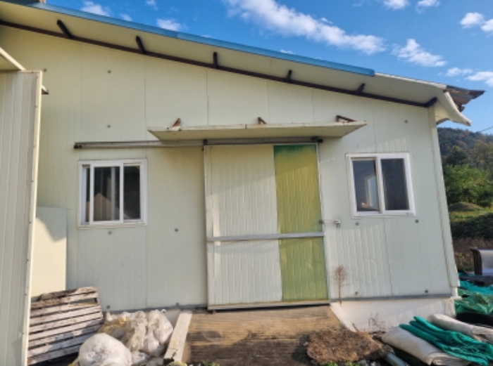 본건 2항 라동 남서측에 위치한 제시외 건물(별지도면상 `ㄴ`)의 모습