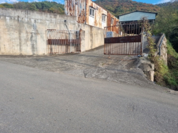 본건 북측에 위치한 포장도로에서 본건 북서측 경계 및 진입구간