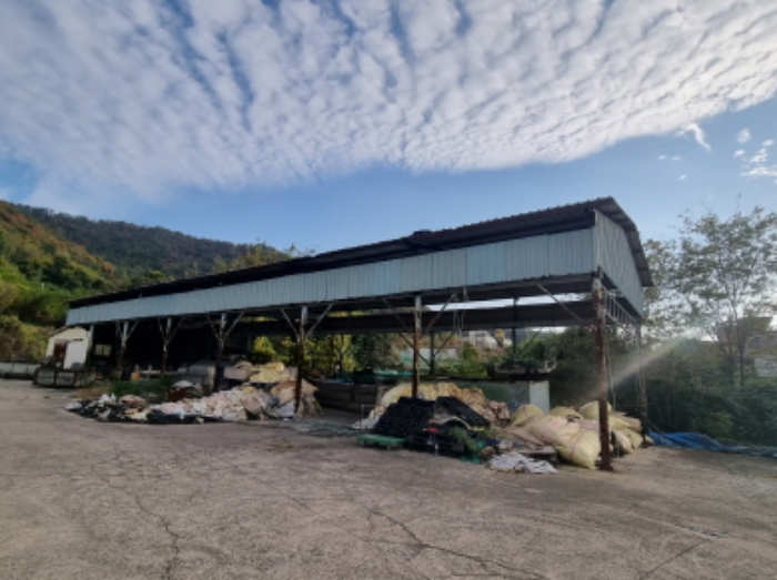 본건 1항 서측에 위치한 제시외 건물(별지도면상 `ㄹ`)의 모습