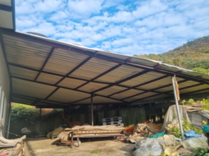 본건 2항 라동 남측에 위치한 제시외 시설(별지도면상 `ㄷ`)의 모습