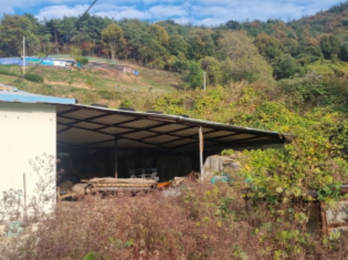 본건 2항 라동 남측에 위치한 제시외 시설(별지도면상 `ㄷ`)의 모습