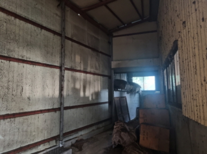 본건 2항 가동과 북측의 제시외 건물(별지도면상 `ㄴ`)의 내부 모습