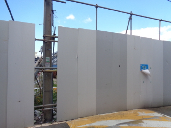 소재지1.(삼도이동 606-1)지상 제시건물 철거후 지반공사
진행을 위한 가림막 설치 사진