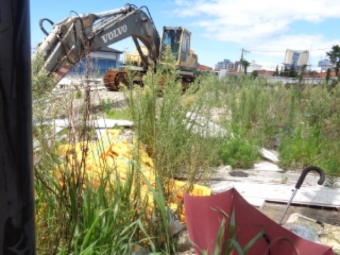 소재지1.(삼도이동 606-1)지상 제시건물 철거 후 지반공사
진행 중단된 상태