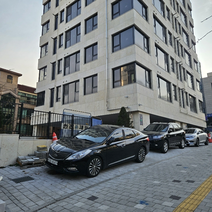 본건 토지 및 제시외 지상 건물(동측->서측)’><br /><img src=