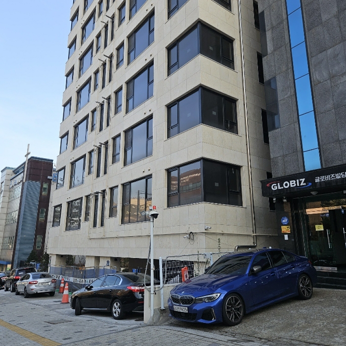 본건 토지 및 제시외 지상건물(서측->동측)’><br /><img src=