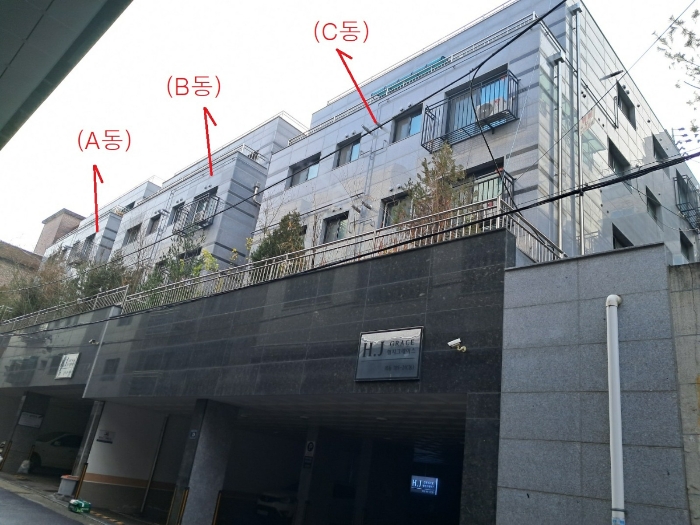 북서측에서 촬영한 형지그레이스 제에이동 및 제비동 제시동 전체부분