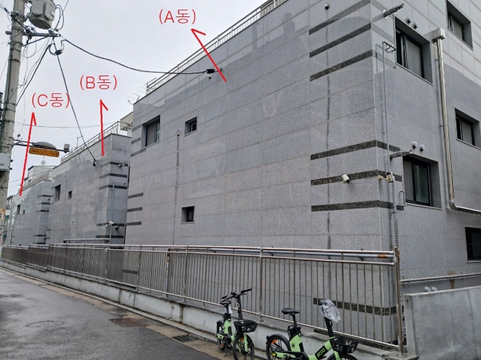 남동측에서 촬영한 형지그레이스 제에이동 및 제비동 제시동 전체부분