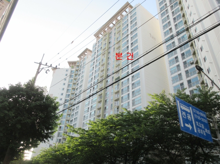 본건 전경 : 본건 [남동측]에서 촬영