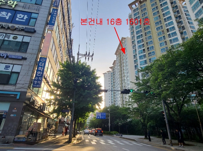 주위환경 : 본건 [남동측]에서 촬영